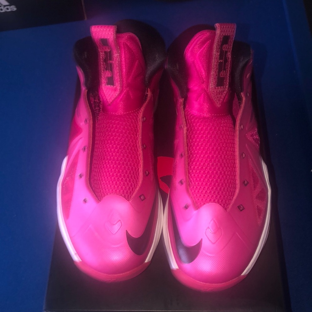 Nike Pink Sneakers with Modern Design and Glossy Finish